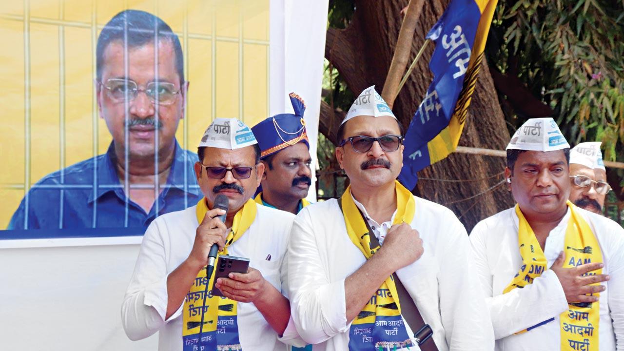 Mumbai: AAP volunteers condemn BJP’s alleged assault on Constitution
