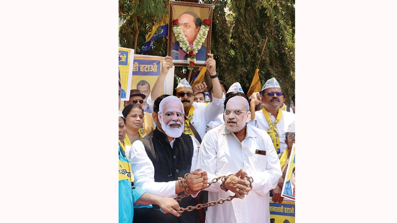 Volunteers called for an end to the tyrannical rule of the BJP govt. Pics/Anurag Ahire