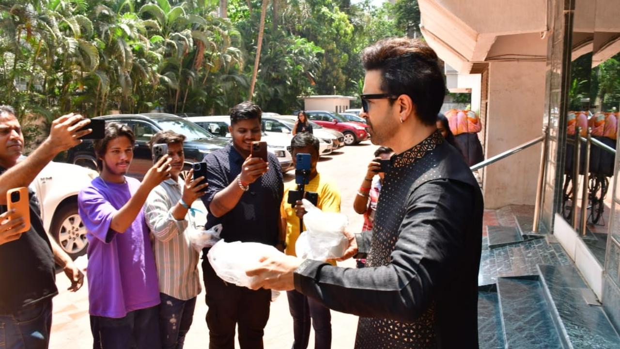 Aamir, recently seen in 'Lootere' was spotted distributing food boxes to photographers. 