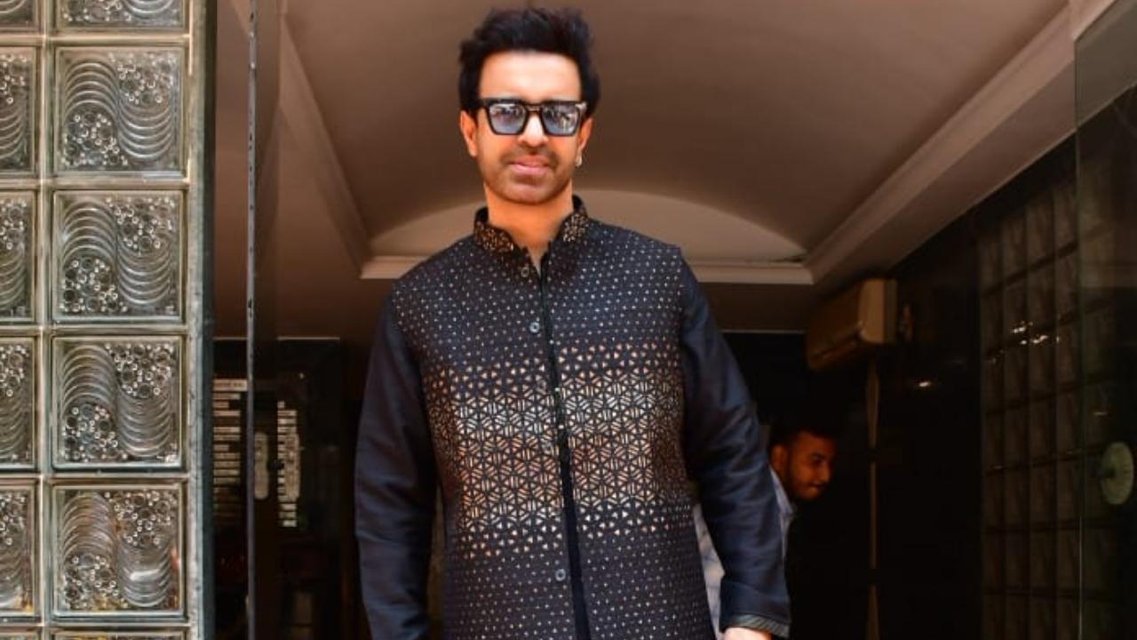Aamir Ali was also seen interacting with the paparazzi. For the festivities, he wore a black ethnic ensemble. 