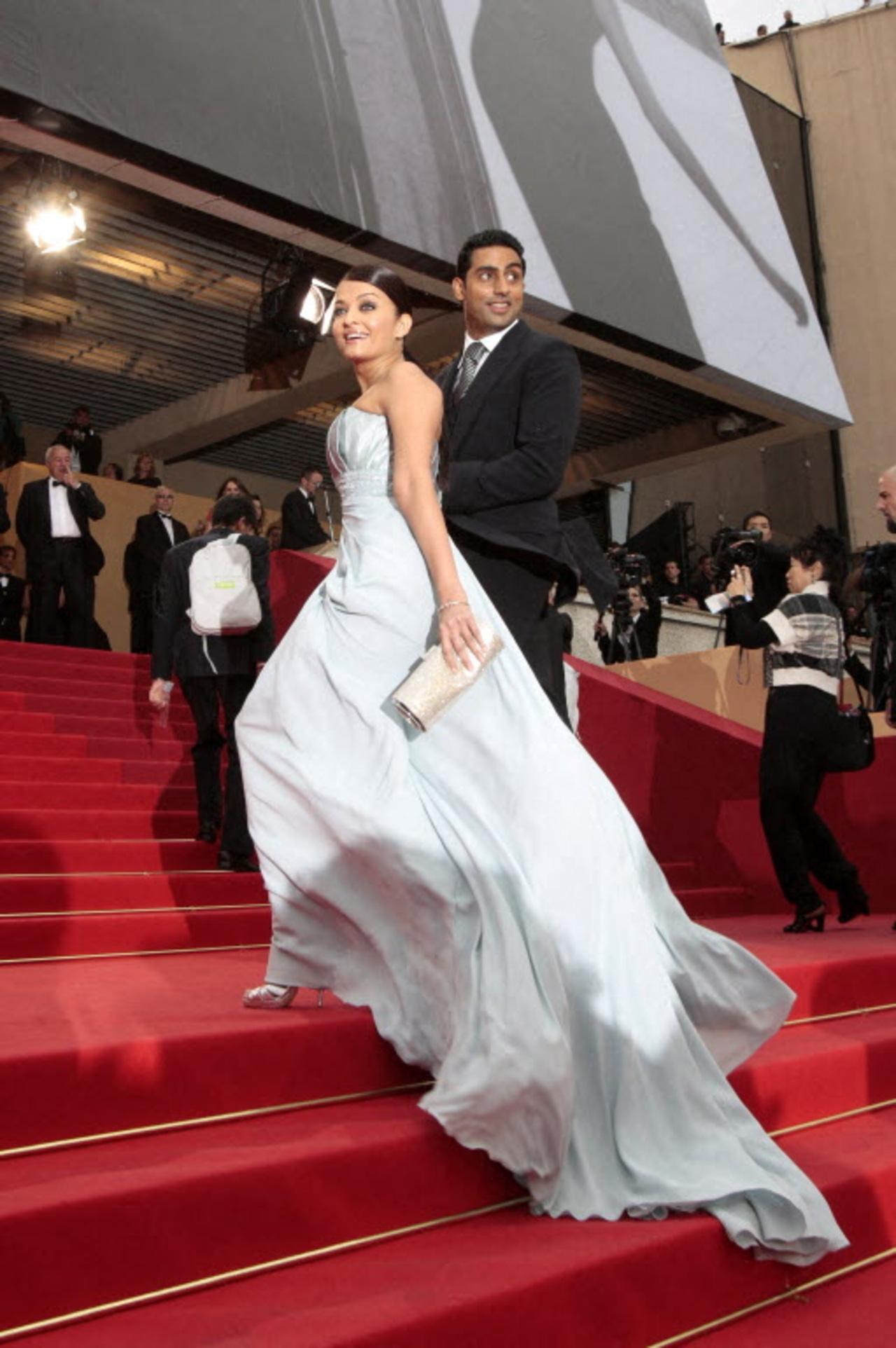 Aishwarya looked bespoke in a silver strapless gown as she arrived with Abhishek for the screening of ‘Chun Feng Chen Zui De Ye Wan’ (Spring Fever) at the 62nd Cannes Film Festival in 2009. 
