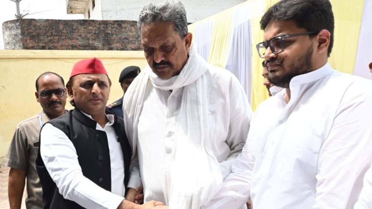 Samajwadi Party chief Akhilesh Yadav meets family members of Mukhtar Ansari at the latter's residence. Pics/Samajwadi Party/X