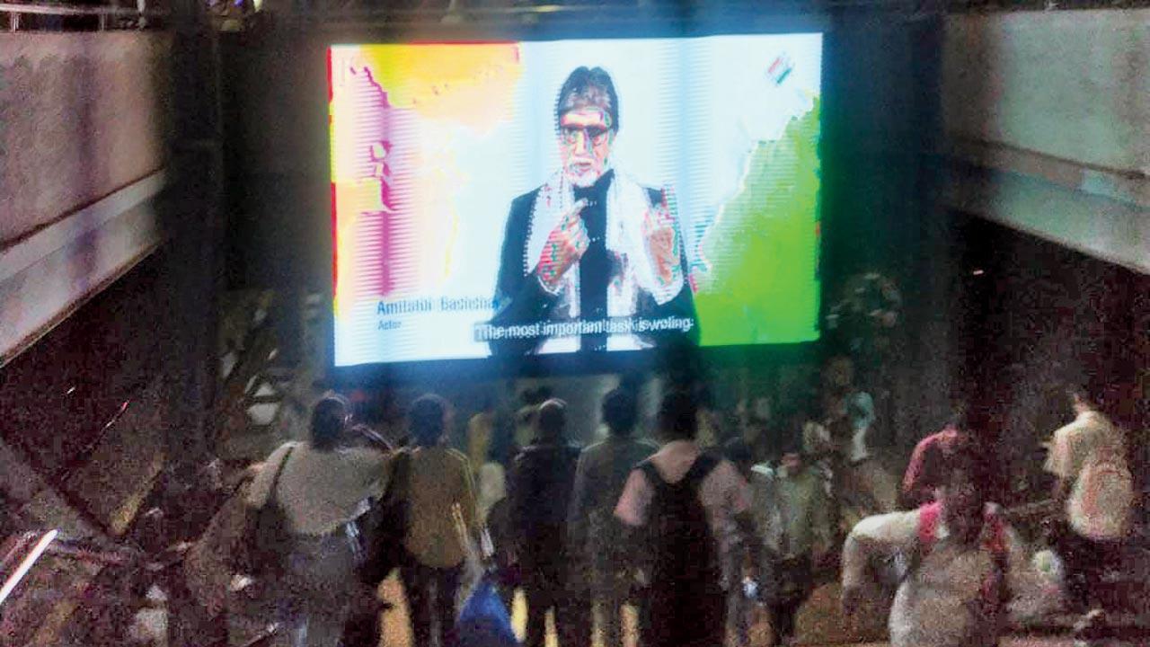 Mumbai: LCD screen at Andheri station causing mishaps