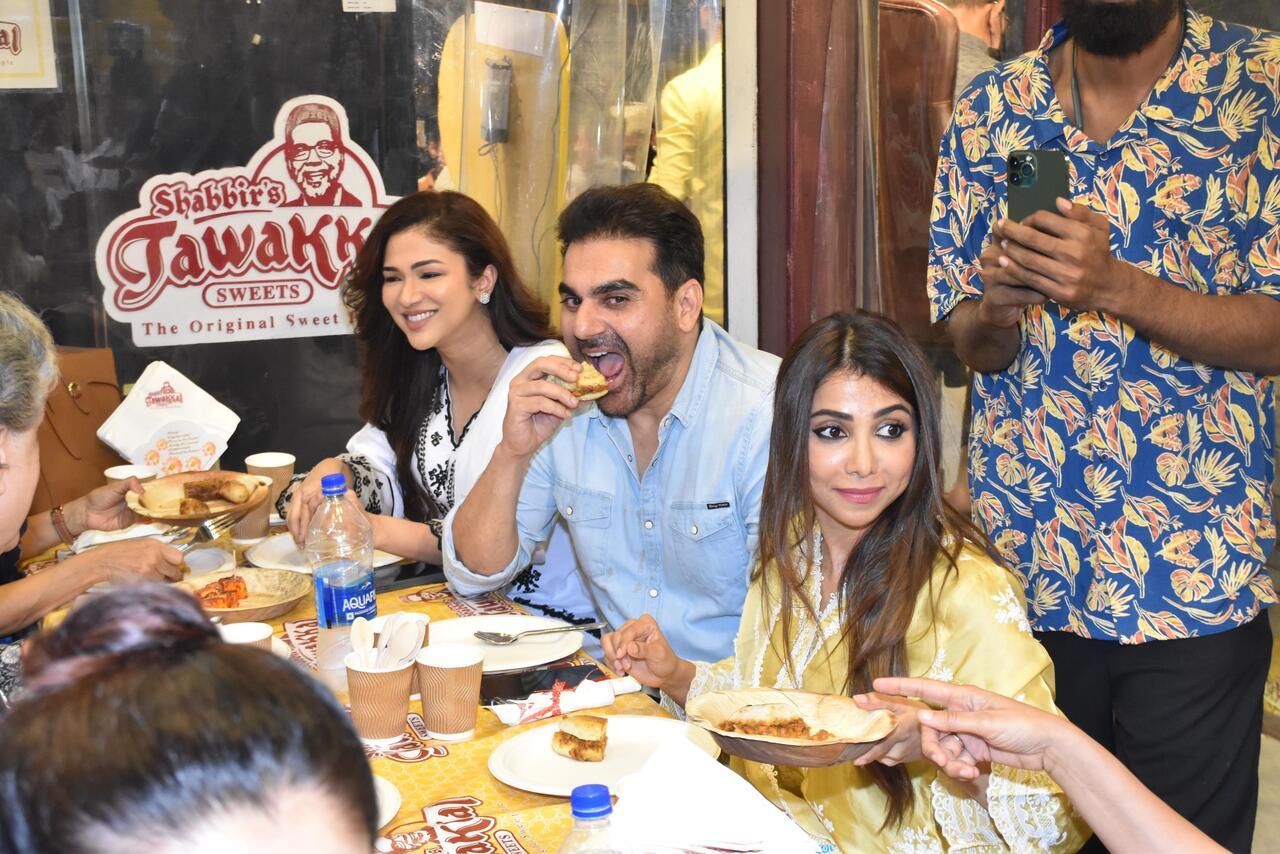 Arbaaz was accompanied by his wife Sshura Khan as they sat down for a meal together. 