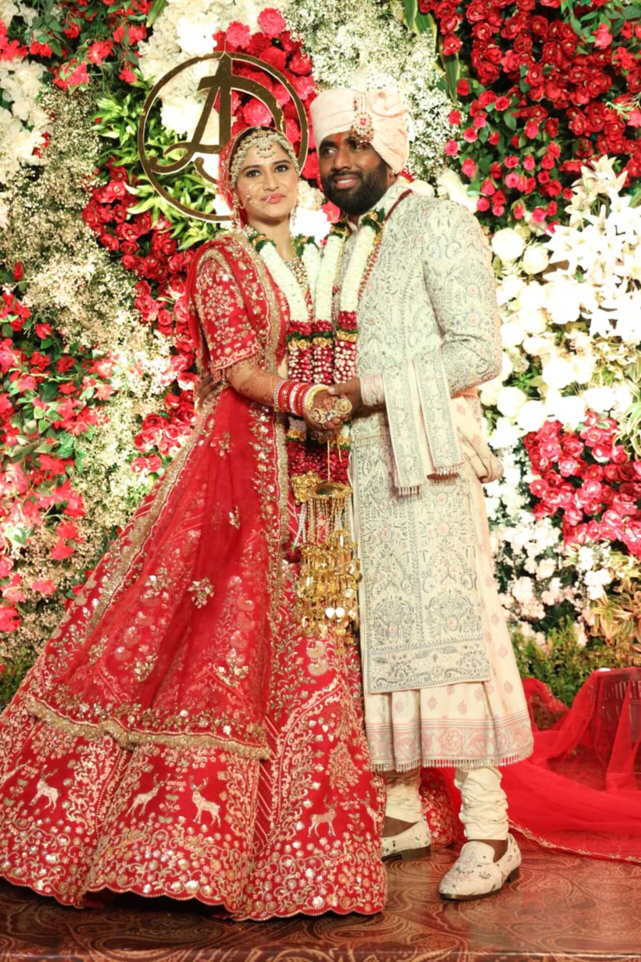 For her big day, Arti opted for a red heavy lehenga while Dipak wore a white sherwani