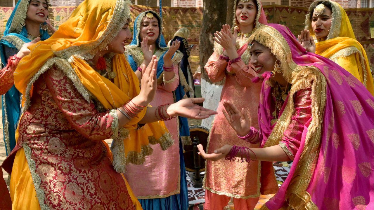 College girls wearing traditional outfits dance during a fair held ahead of Baisakhi festival at the Khalsa College in Amritsar. (Photo by Narinder NANU / AFP) 