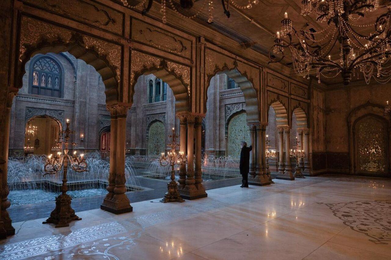 Bhansali has made sure that no details were spared in making the sets that ooze miniature paintings, textiles, enamel carvings, and antique wooden furniture. There is also a mosque, a courtyard, and a dancing hall with water fountains. 