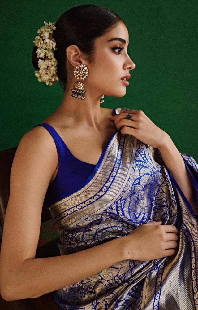 The actress tied her hair in a bun and elevated it with Gajra. With intricate jewellery and simple makeup, she stole the show