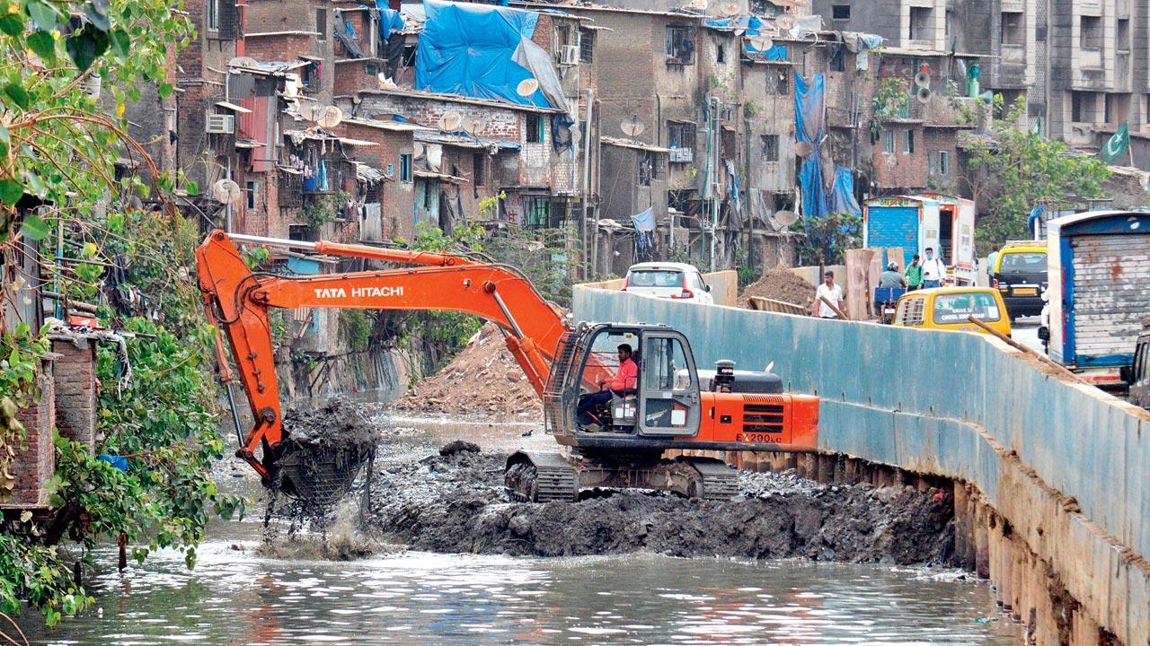 Mumbai: BMC crosses quarter mark of city nullah clean-up in 15-days