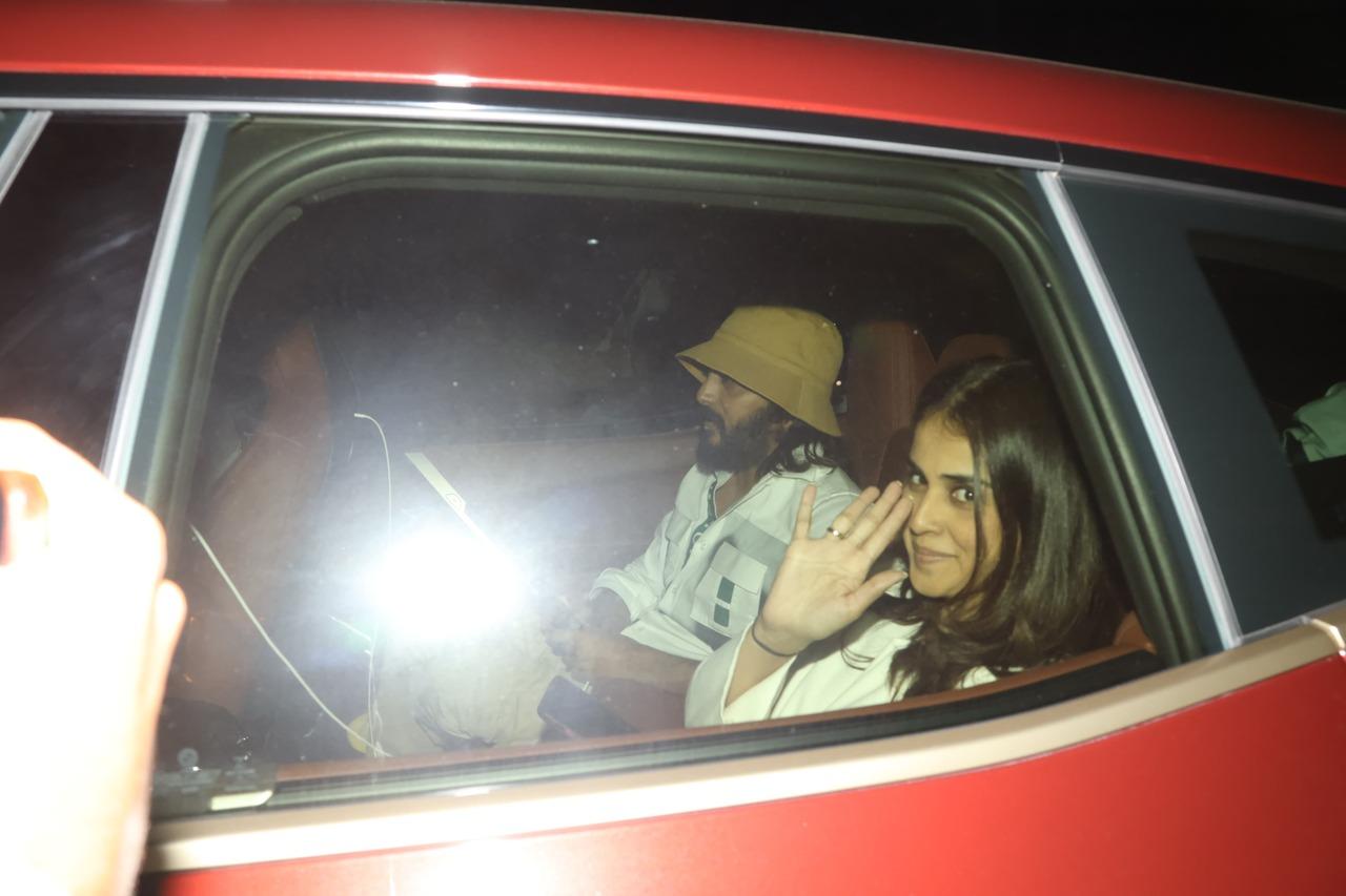 Riteish and Genelia smile and wave at the paparazzi