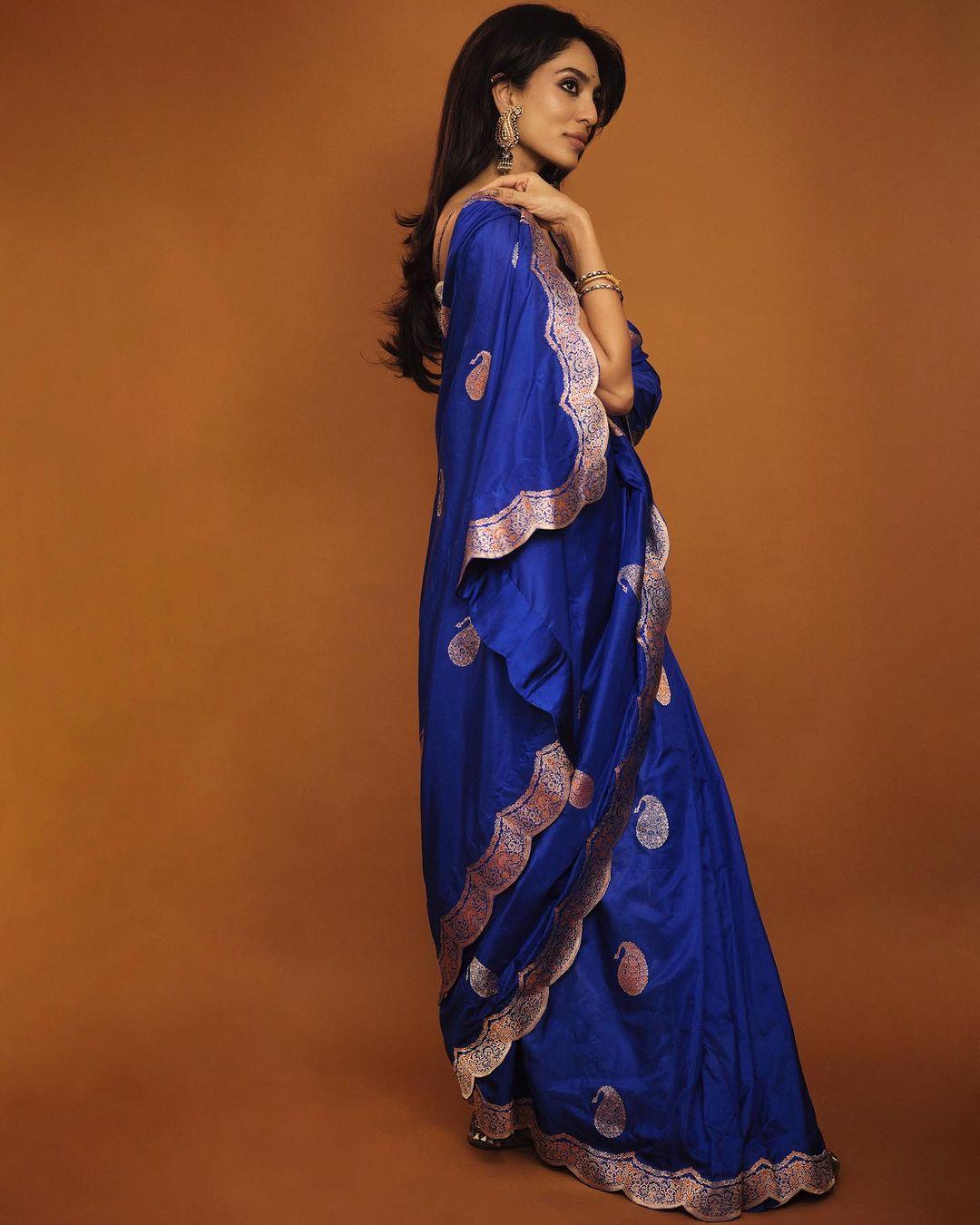 For the second day of Chaitra Navratri, you might want to opt for a stunning royal blue ensemble similar to the one worn by Sobhita Dhulipala. Draped in a stunning hue of royal blue, the actress wore a handwoven silk sari, meticulously crafted using the Kadhwa handloom weaving technique originating from Banaras. 