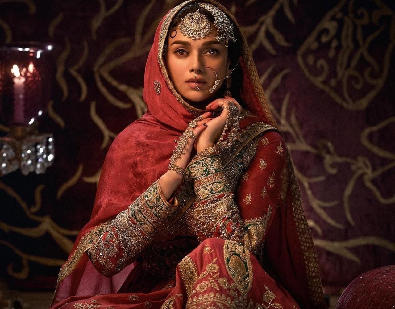 Aditi Rao Hydari plays Bibbojaan, daughter of Manisha Koirala, who joins the struggle for freedom alongside revolutionaries seeking India's independence from British domination.