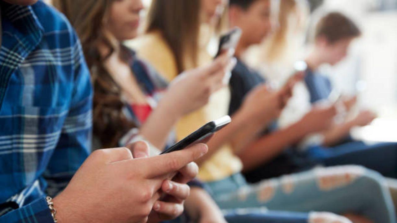 Experts urge parents to keep children off social media for better mental health