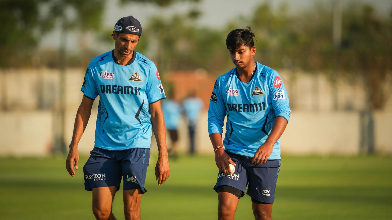Head Coach Nehra also gave some bowling tips to young pacer Darshan Nalkane during the net session