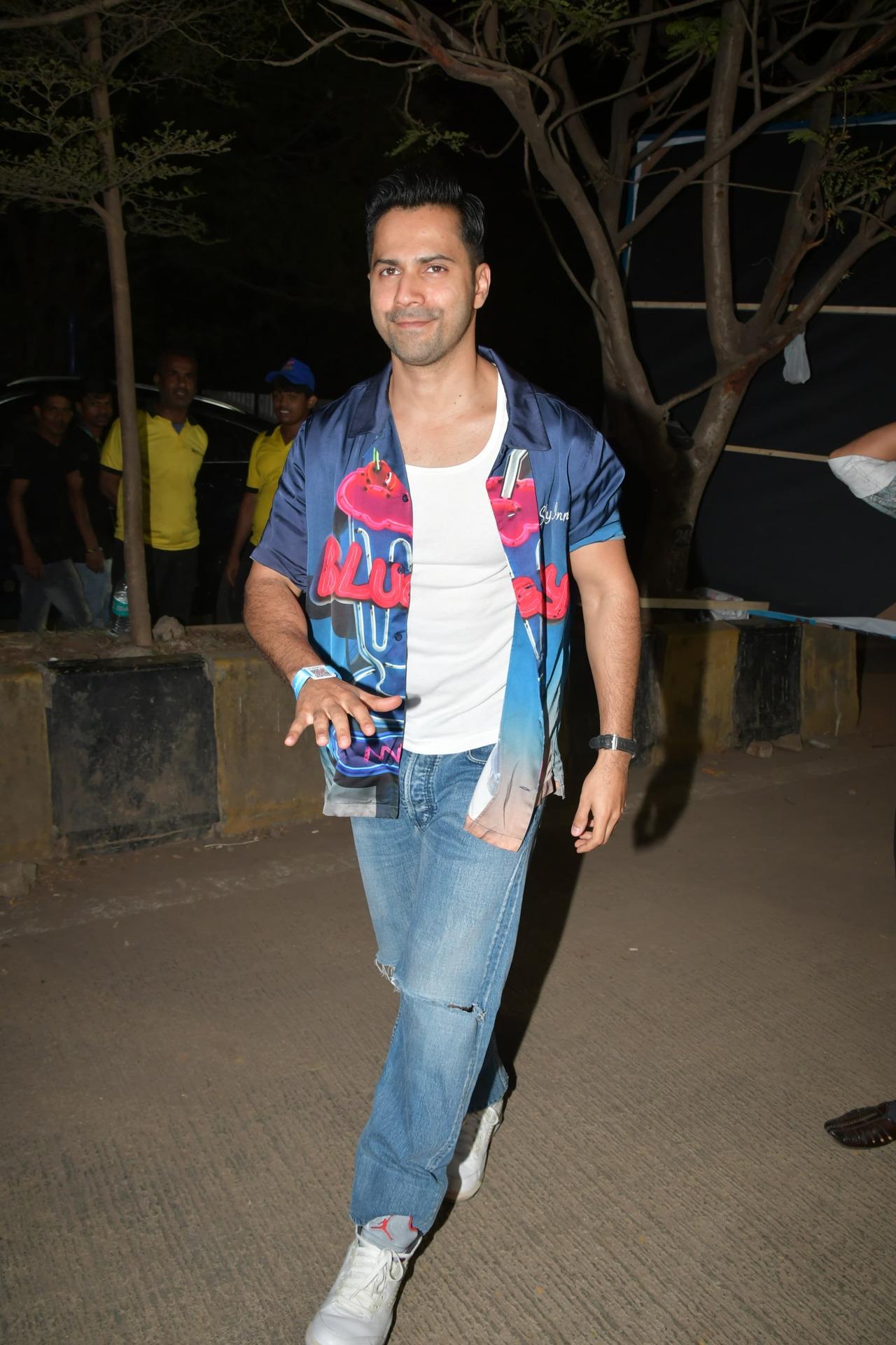 Varun Dhawan also attended the concert in a printed shirt, white vest, and ripped jeans. 