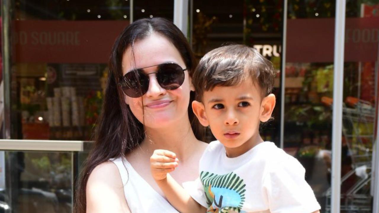Dia Mirza inspires mothers with her workout holding her son