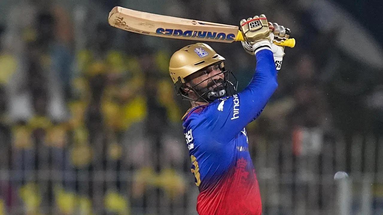 Dinesh Karthik
Royal Challengers Bengaluru's Dinesh Karthik has impressed many fans with his power-filled strokes. So far, he has been successful in playing the role of finisher for the side. Coming late to bat, Karthik has smashed 226 runs in six matches