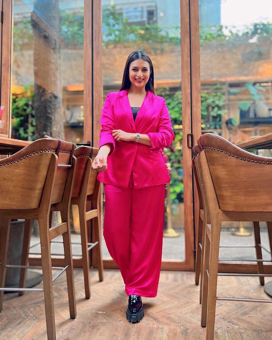 To add to the boss lady vibe of her outfit, Divyanka paired her pink formals with black shoes