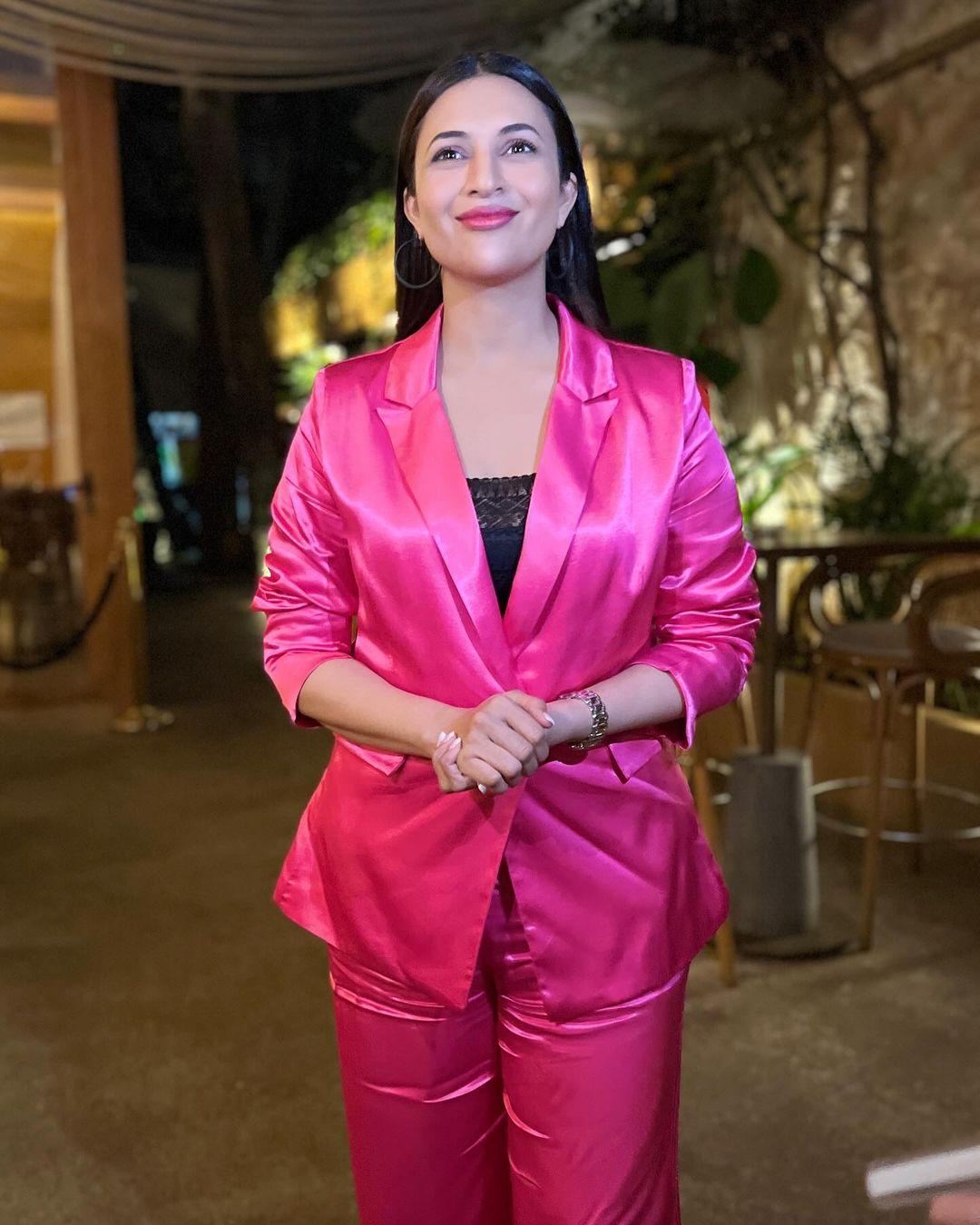 Divyanka Tripathi looked stunning in a pink formal suit, and we can't get over our Indian Barbie