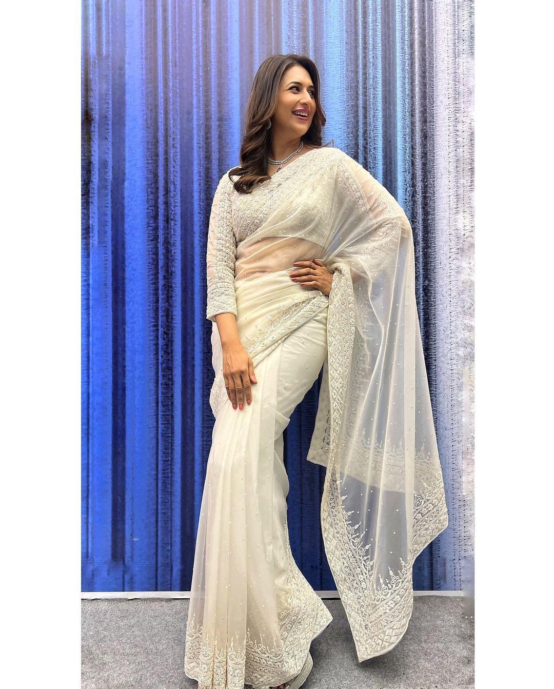 The actress left her hair open in loose curls, and Divyanka's saree featured stylish embroidery on the borders