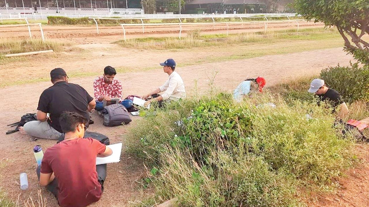 The sketchers at the racecourse
