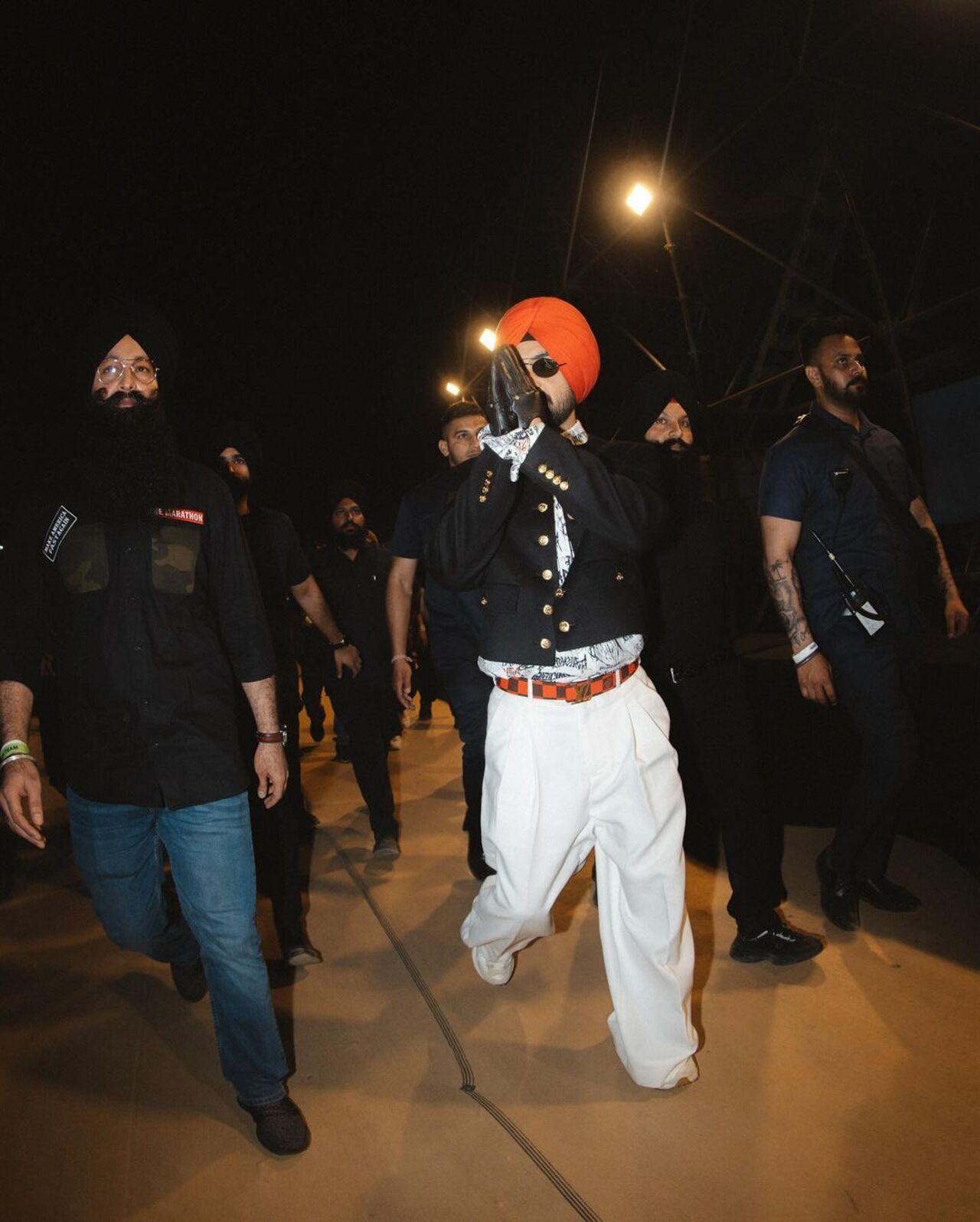 The 'Chamkila' actor looked stylish in his loose-fitting attire, complemented by a vibrant red turban while performing his tracks. 