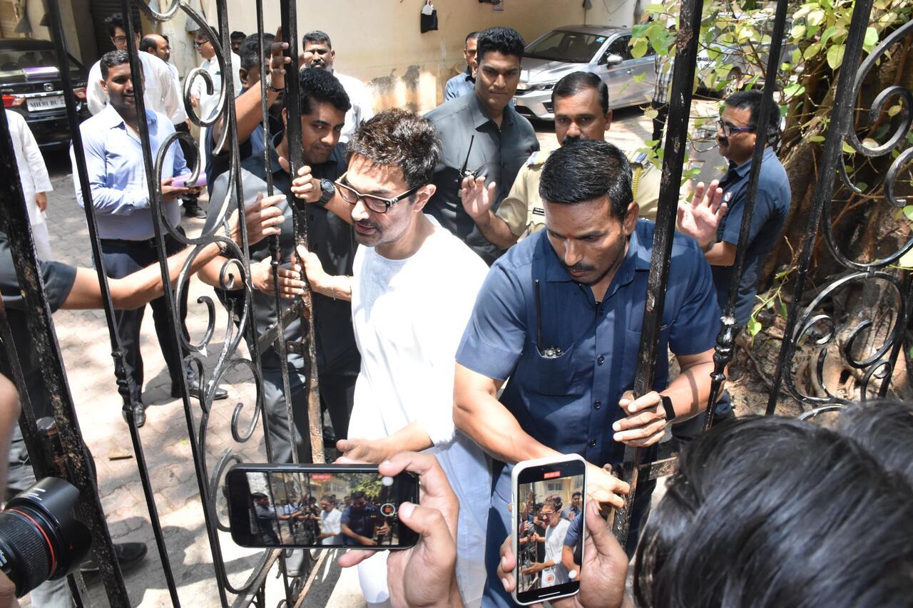 Superstar Aamir Khan stepped out of his house and greeted the paparazzi (Pic/Yogen Shah)