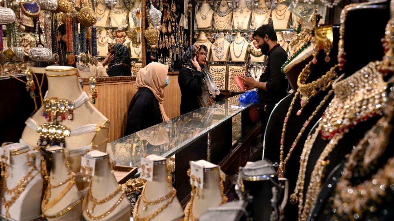 Muslim women shop jewellery at a market in Lahore ahead of Eid al-Fitr. (Photo by Arif ALI / AFP)