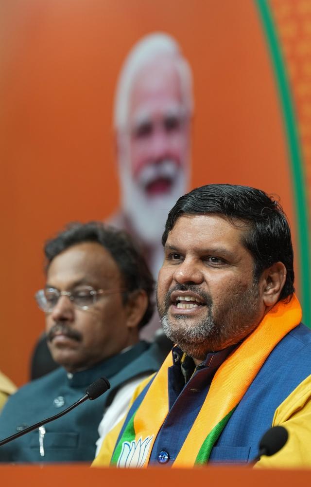 Congress` Gourav Vallabh joins BJP