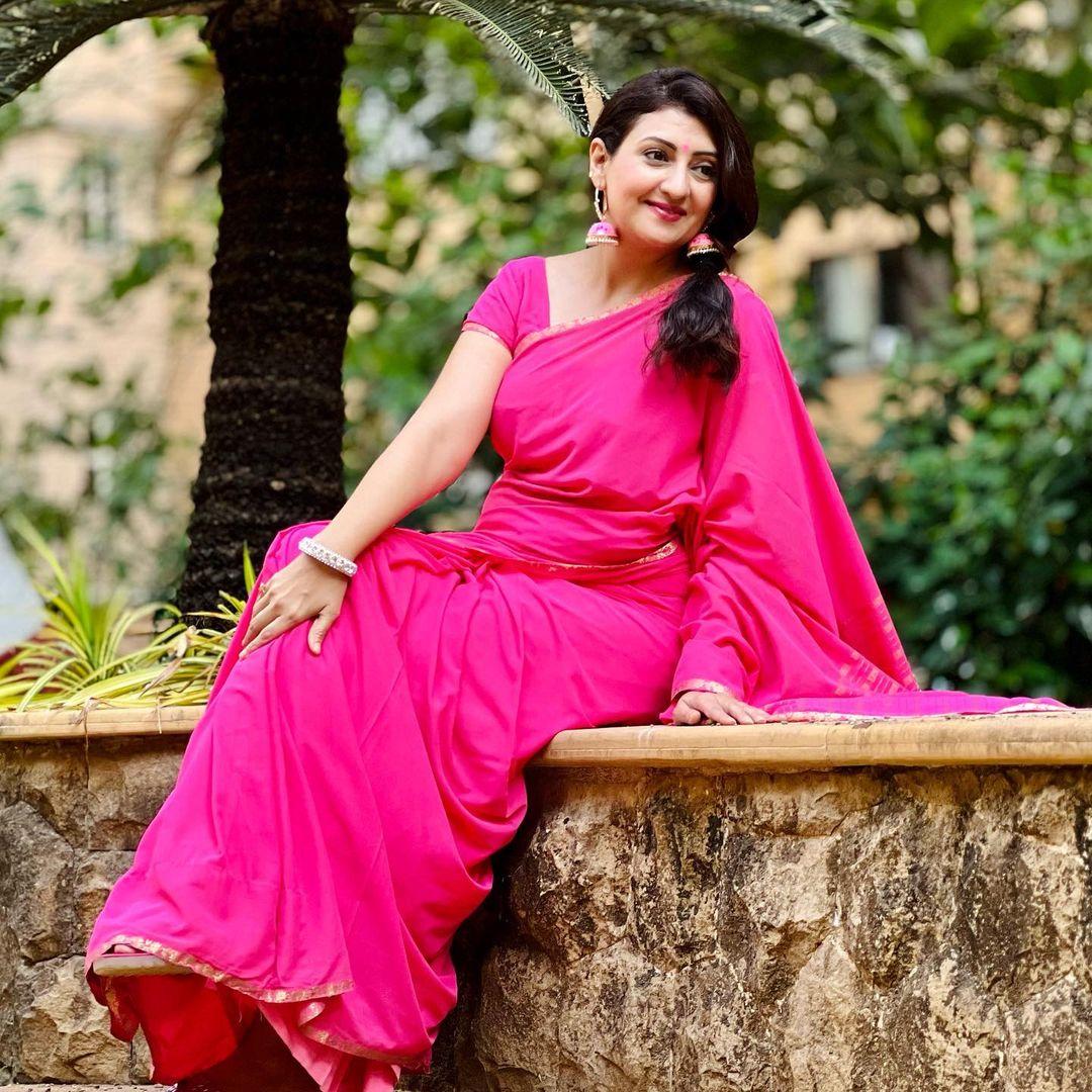 Wish to wear a light and simple saree? Worry not, check out this outfit by Juhi Parmar. In this look, the actress wore a simple pink saree and paired it with a matching blouse