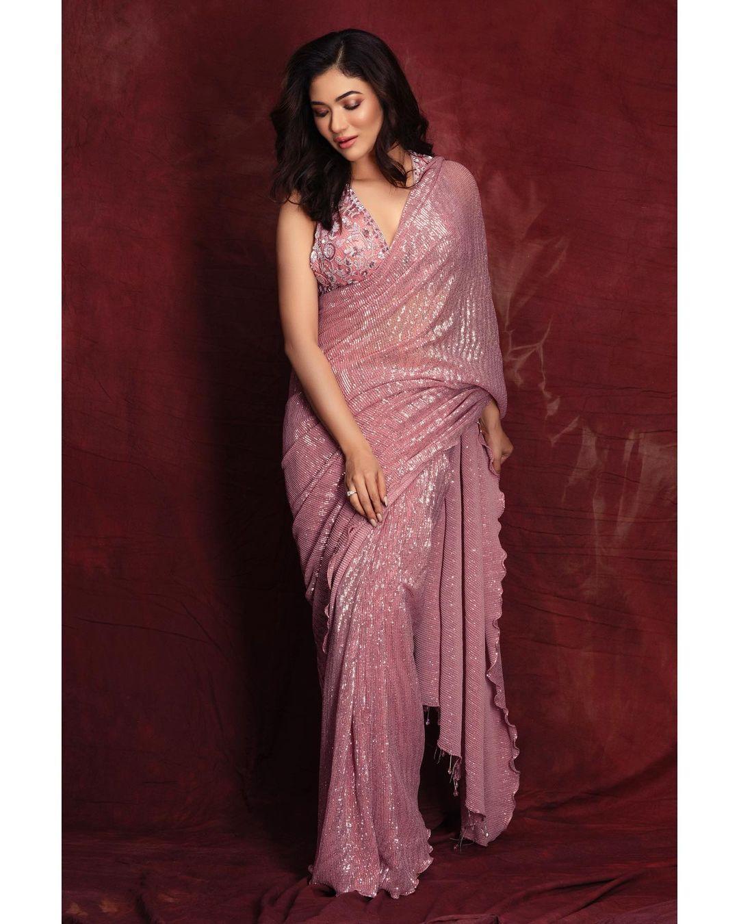 Planning to make a reel that you want to trend? Worry not, we have got you an ideal Gulabi saree of Ridhima Pandit, which will be perfect for your reel fit'