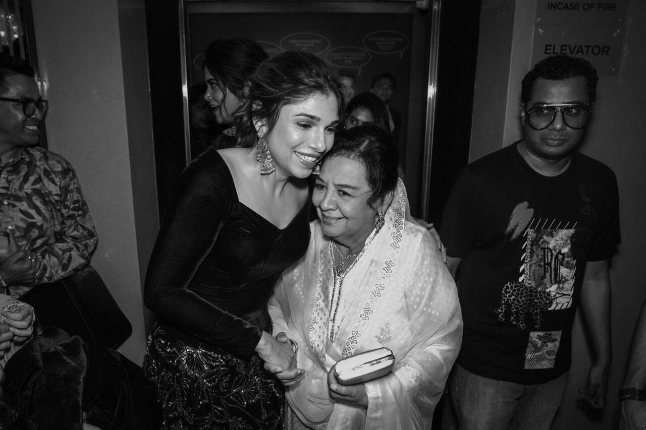 Bhansali's niece Sharmin Segal shared a heartwarming moment with veteran actress Farida Jalal, who made a rare appearance. 