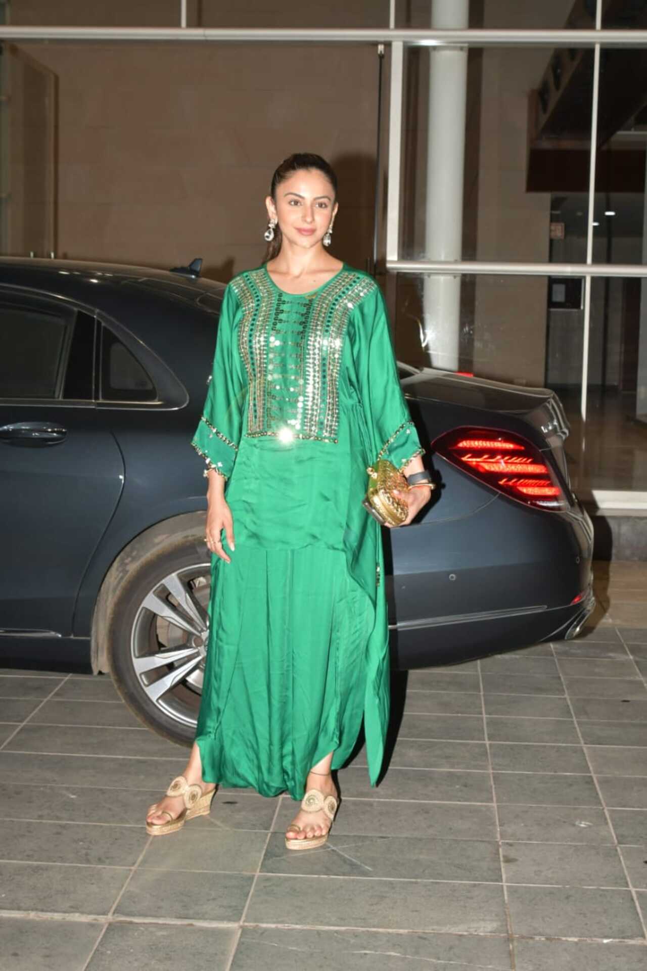 Also present was the newly married actress Rakul Preet Singh who wore an emerald green ethnic ensemble. 