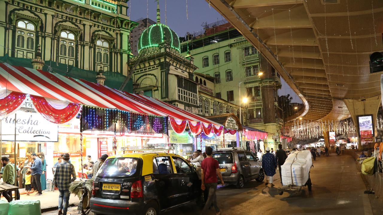 During the night, approximately 300 to 350 people gather daily for Sehri, which is arranged at 3 o'clock. The Sehri includes a variety of offerings, such as keema, non-vegetarian dishes, gravy, bread butter, toast and jam, ensuring a nutritious meal for all attendees. Image courtesy: Manjeet Singh Thakur