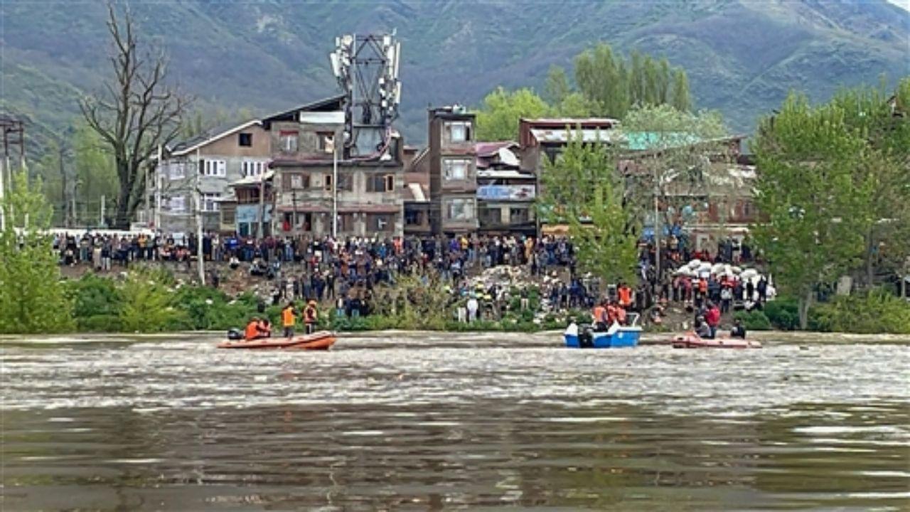 Six persons lost their lives after a boat carrying 15 people capsized in the Jhelum River in Ganderbal district of Jammu and Kashmir. Pics/ PTI