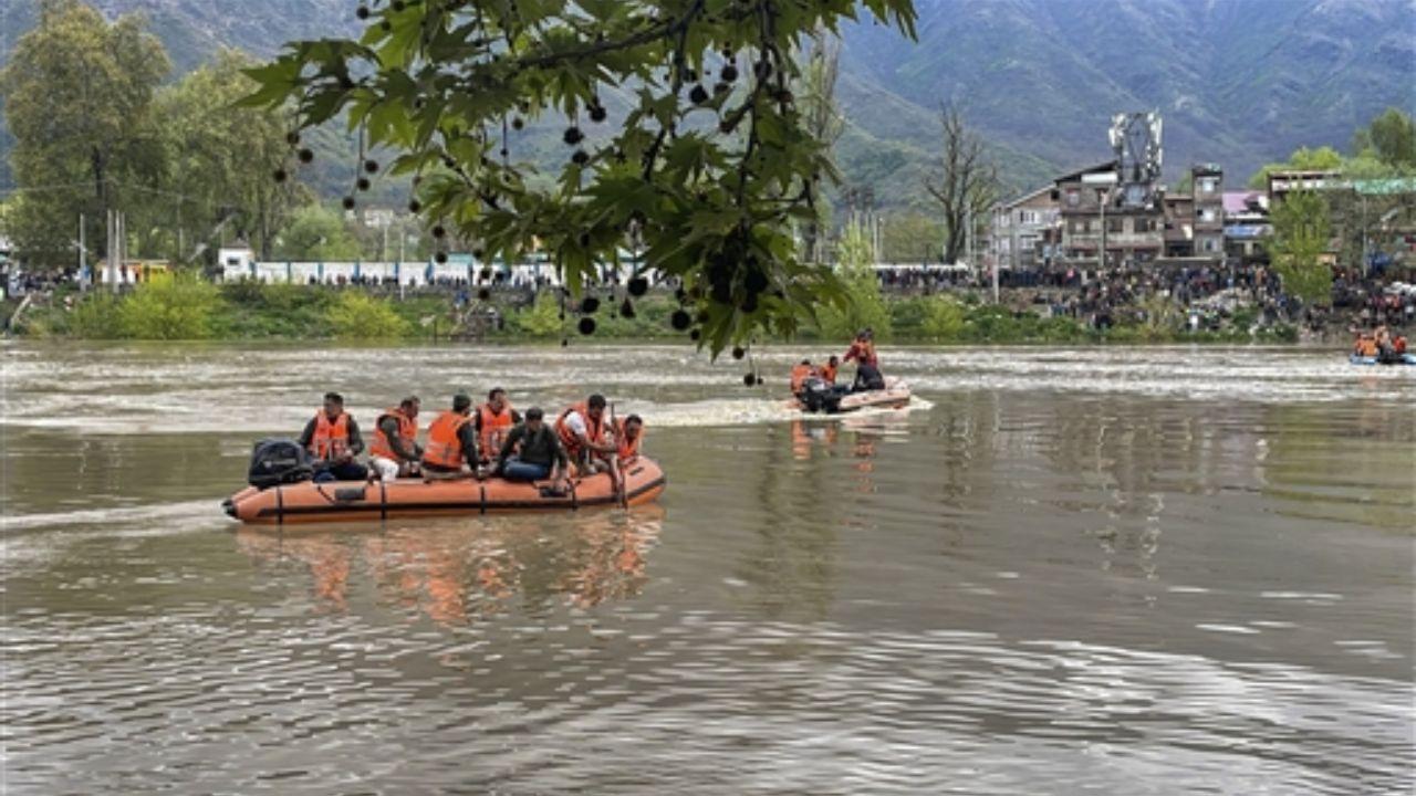 Bilal Mohi-ud-Din Bhat, Deputy Commissioner of Srinagar, provided details stating that among the passengers, seven were minors and eight were adults. 