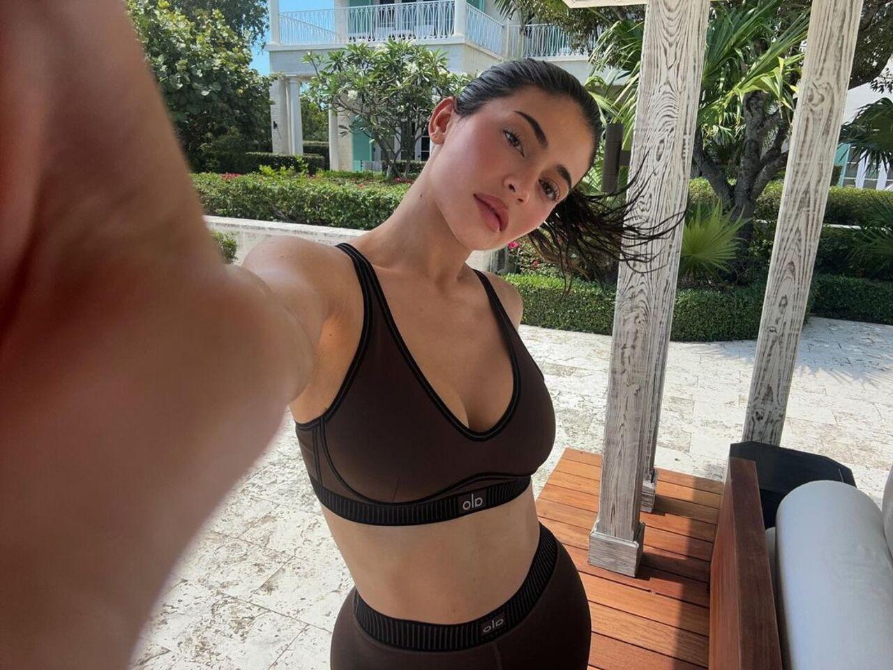Kylie also made sure she didn't miss her workout and did it fashionably in brown athleisure. 
