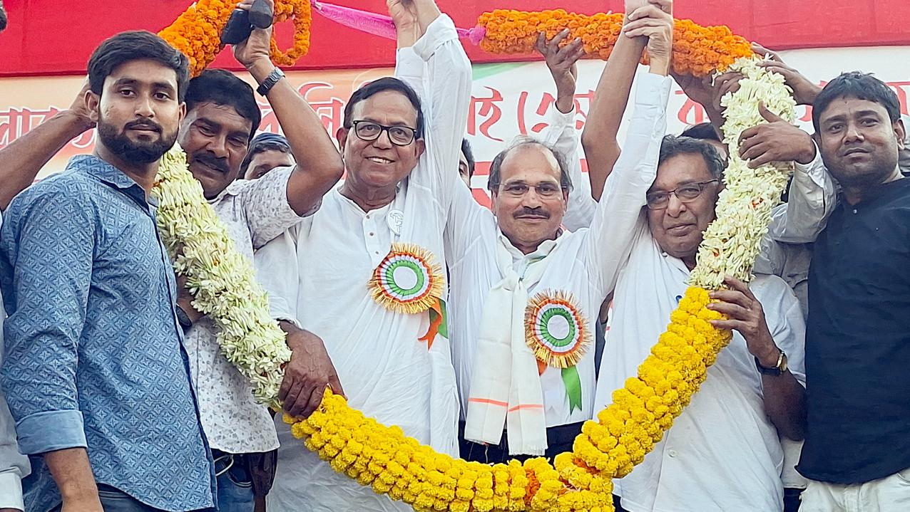 CPI(M) leader Mohammed Salim and Congress leader Adhir Ranjan Chowdhury being garlanded during an election campaign rally for the Lok Sabha elections, at Domkal, in Murshidabad district, Saturday, April 27, 2024 (PTI)