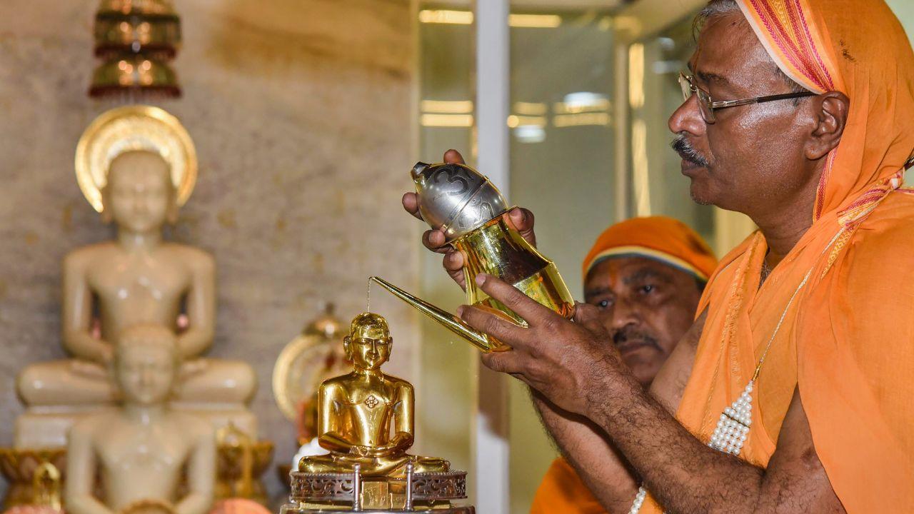 A Jain devotee performs 'abhishek' of Lord Mahavir on Mahavir Jayanti, in Patna, Sunday, April 21, 2024. (PTI Photo)