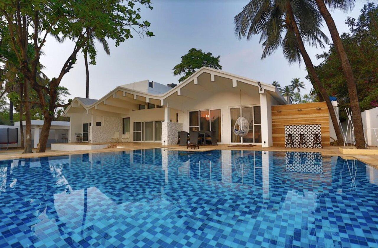 It comes with 8 beds and a pool to simply unwind and is located away from the bustling city lanes. 