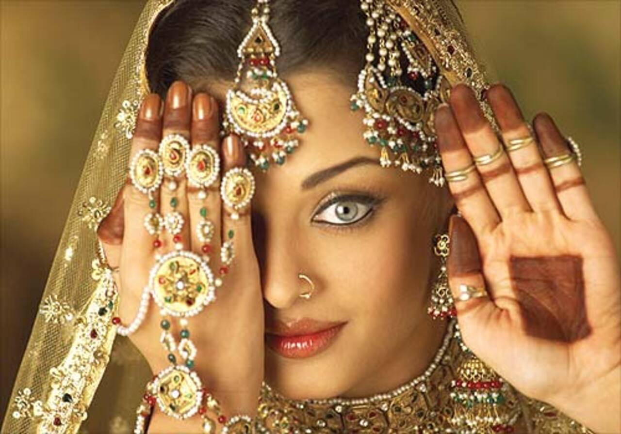 Years later, Aishwarya Rai Bachchan essayed the same role in the 2006 remake alongside her now husband Abhishek Bachchan. The JP Dutta directorial however failed to garner the same appreciation as the first installment. 