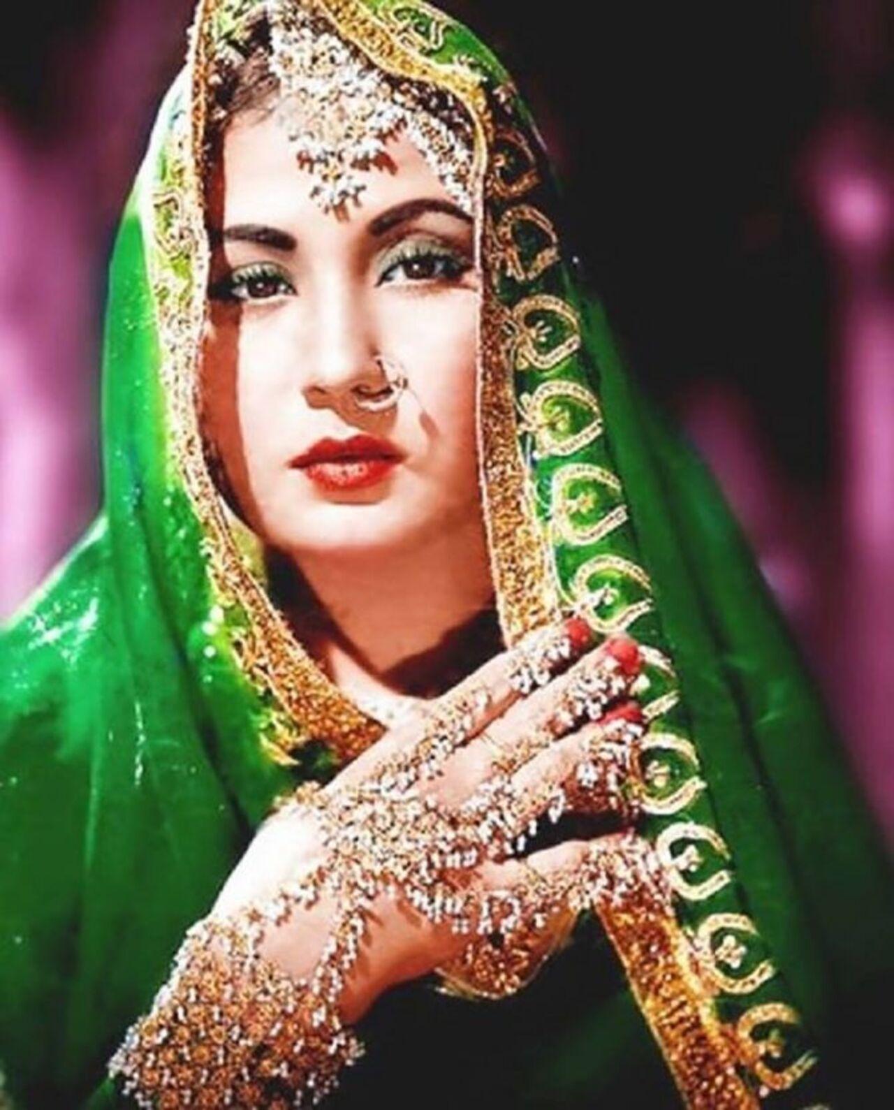 Tragedy queen Meena Kumari played the role of Nargis/Sahibjaan in the 1972 musical romantic drama 'Pakeezah'. 
