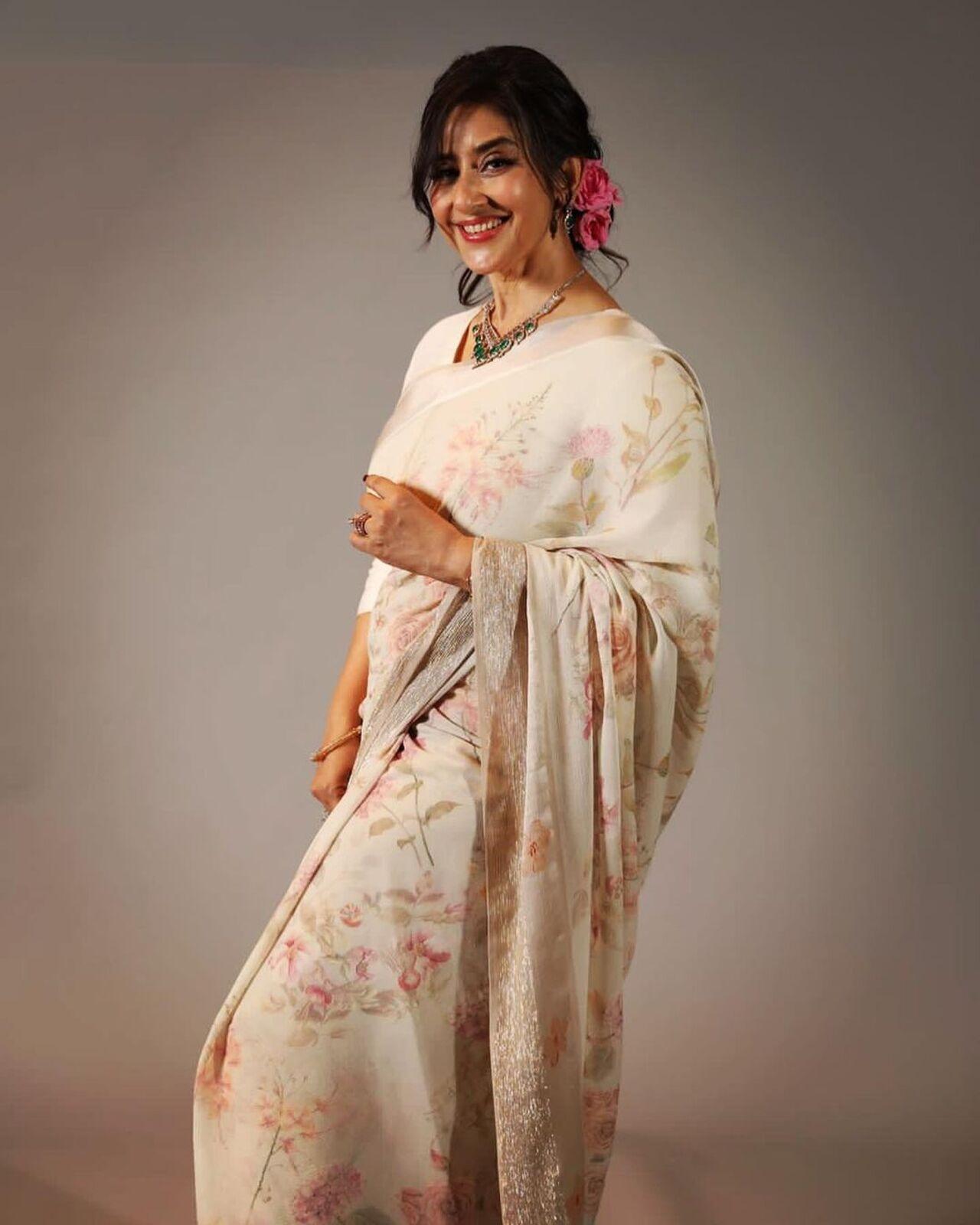 Bhansali reunites with his ‘Khamoshi: The Musical’ actress Manisha Koirala after 28 years. Take a cue from her vintage-style saree look for the festive season. 