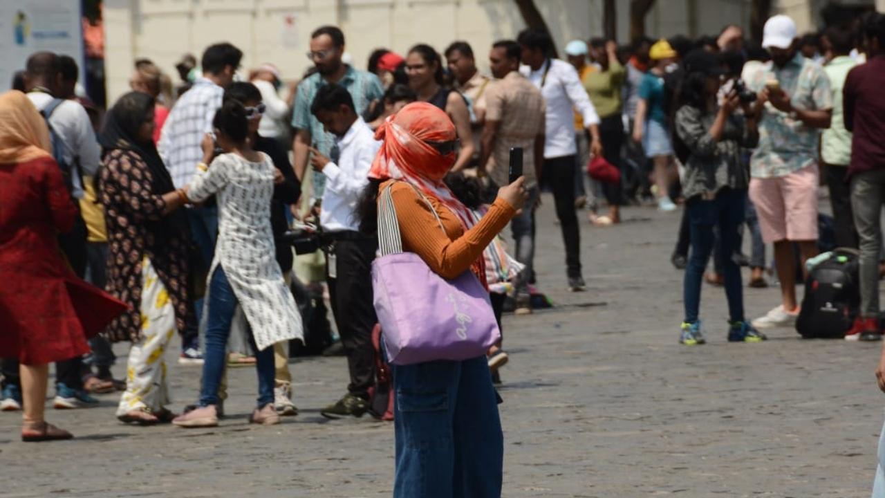 IN PHOTOS: People in Mumbai witness hot weather as temperature rises in state