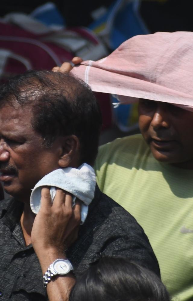 Mumbai battles hot weather
