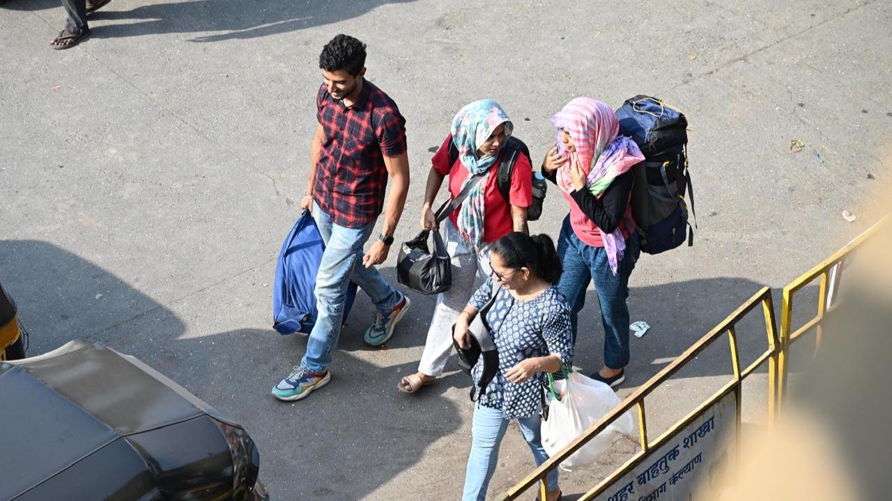 A temperature of 34.4 degrees Celsius, one degree above the normal, was recorded by Colaba observatory (representative of south Mumbai) on Sunday