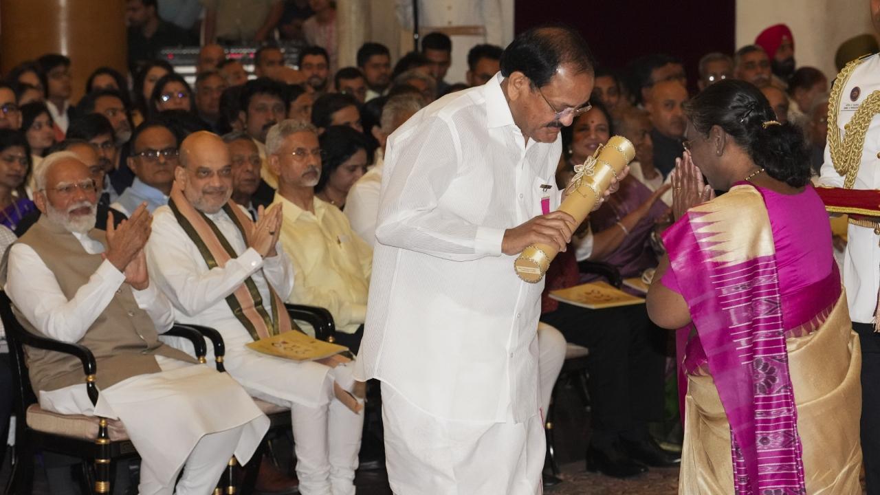 President Droupadi Murmu confers Padma Vibhushan on former vice president M. Venkaiah Naidu in the field of Public Affairs during Padma Awards 2024 ceremony. Pics/PTI
