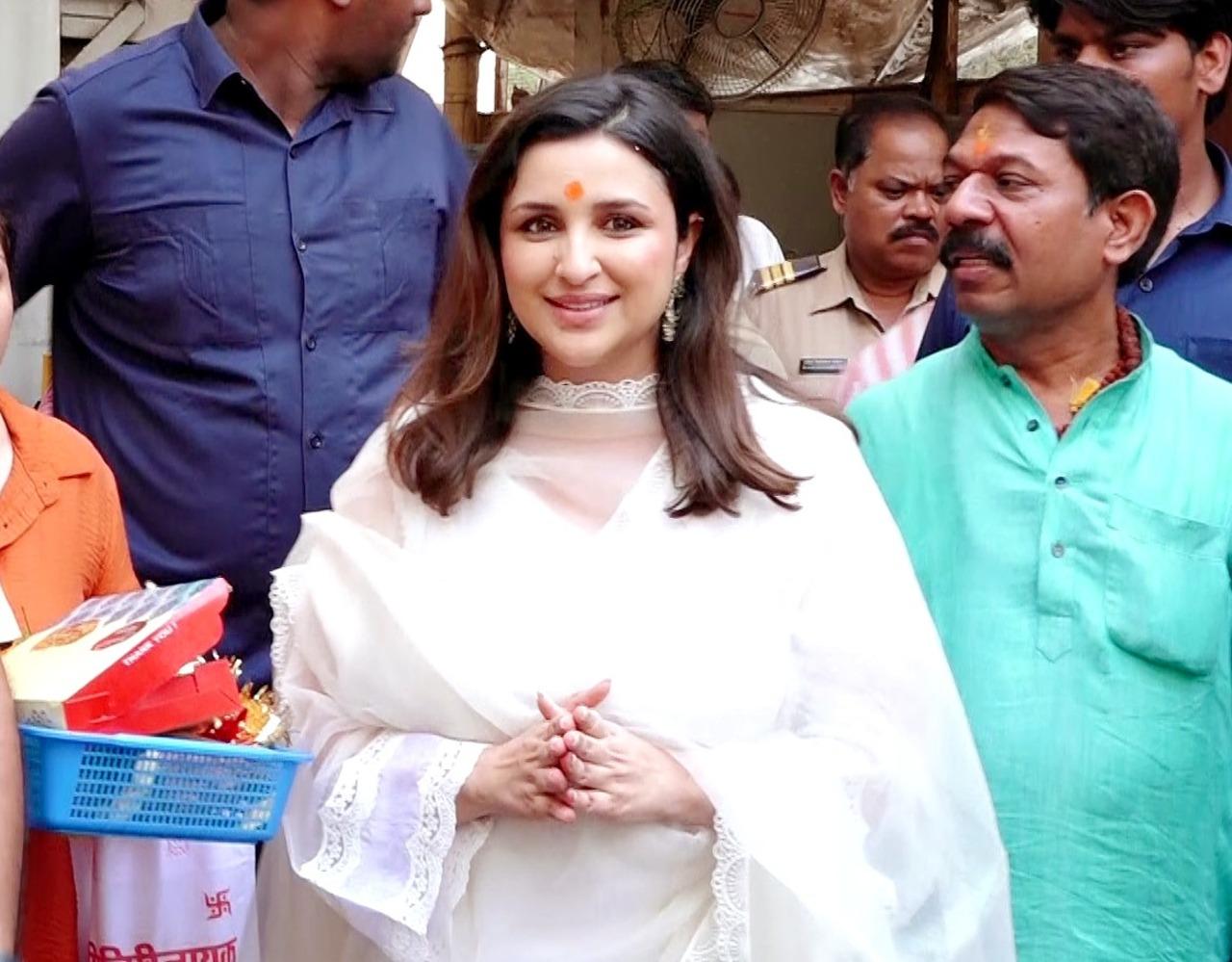For her visit to the temple, Parineeti wore a pristine white ethnic suit.