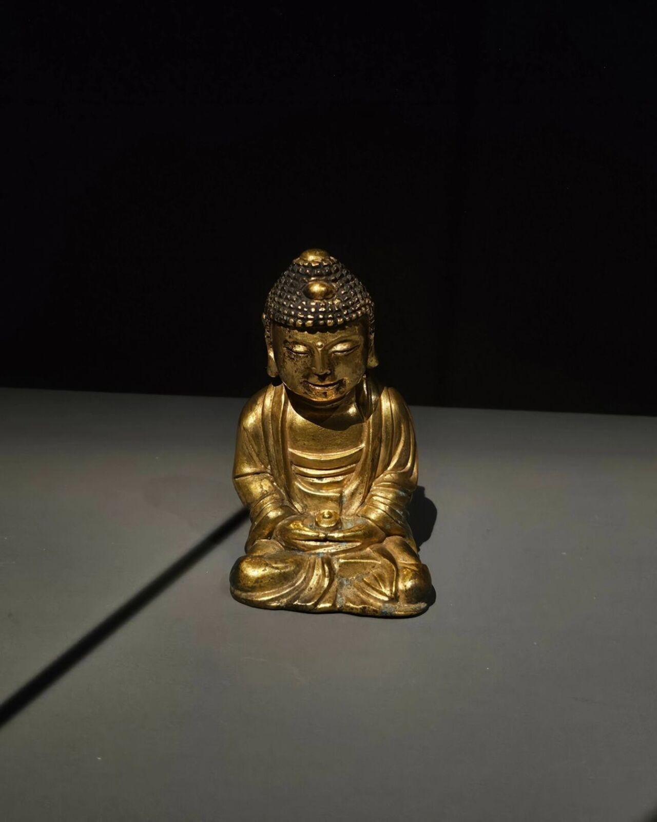 RM ended his photo series with a picture of a golden statue of Buddha. 