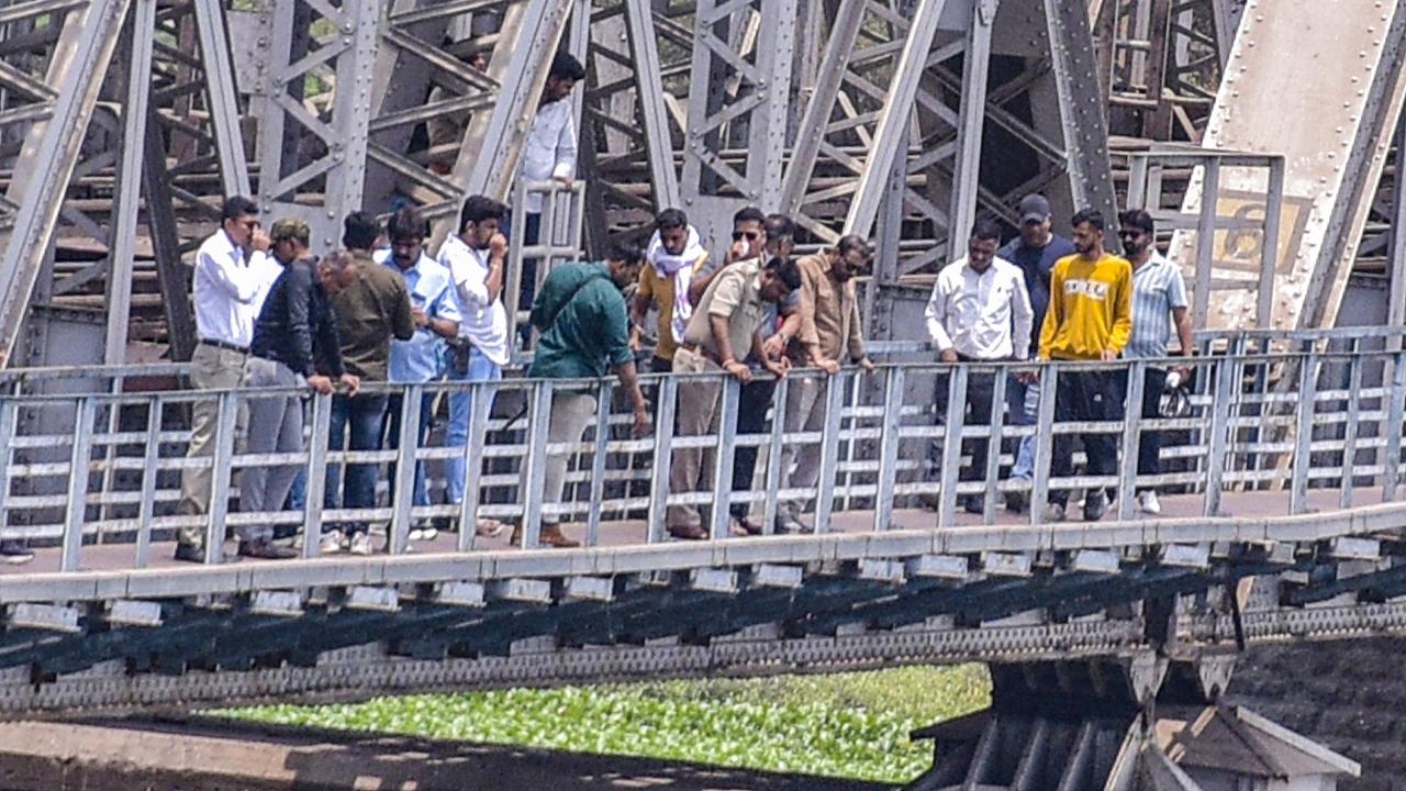 According to sources, the duo told the police during interrogation that they threw the weapon into the Tapi river from a railway bridge when they were fleeing to Bhuj in a train after reaching Surat by road from Mumbai following the firing incident